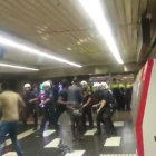 Enfrentamiento de la policía y manteros en la estación de metro de Plaza Cataluña.