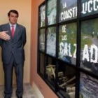 Fernández Mañueco escucha las explicaciones durante su visita de inauguración del centro cultural