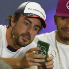 Alonso toma una fotografía con su móvil junto a Hamilton en Montmeló.