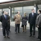 Las autoridades conversan a las puertas de la nueva estación de autobuses de Riaño