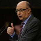 El ministro de Hacienda, Cristóbal Montoro, durante el pleno extraordinario, este martes, en el Congreso.