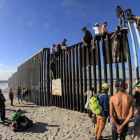 Decenas de inmigrantes llegan a Estados Unidos cruzando los muros que dividen dicho país con México.