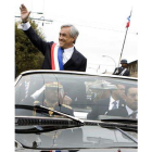 El nuevo presidente, Sebastián Piñera, saluda a la gente.