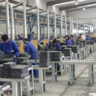 Trabajadores en una nave de una industria pizarrera, en una imagen de archivo. DL