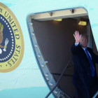El presidente de los EEUU, Donald Trump, a la entrada del avión Air Force One.