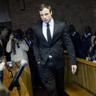 Oscar Pistorius, rodeado de periodistas en el Tribunal de la Magistratura de Pretoria.