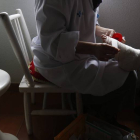 Una enfermera hace una cura en casa de un paciente