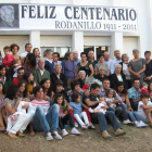 La centenaria, en el centro, arropada por su gran familia.