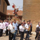 Momento en el que la comitiva festiva procesionaba al santo