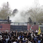 Iraníes concentrados en la embajada británica de Teherán.
