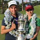 Álvaro Alonso Prada junto a Gaby López tras el triunfo de esta en el torneo Blue Bay de la LPGA. LPGA