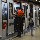 Vigilantes del metro de Barcelona.