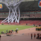 Preparativos en el Estadio Nacional de Pekín, más conocido como 'El Nido', escenario del Mundial de atletismo a partir del sábado.