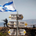 Un soldado israelí junto a un grupo de carteles que indican las distancias entre los Altos del Golán y varias ciudades de Oriente Próximo.