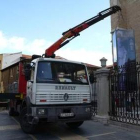 El gigantesco monolito y el antiguo edificio de Correos al fondo. Derecha, momento en el que el pris