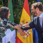 Inés Arrimadas y Pablo Casado se saludan al inicio del acto central de campaña de la coalición PP+C´s en Gernika. JAVIER ZORRILLA