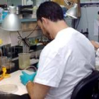Dos trabajadores del laboratorio de Algete, donde se analizan todas las muestras de animales muertos