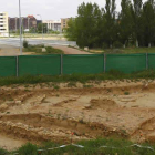 En primer plano, parte de los restos de la ciudad romana de Ad Legionem. Al fondo, el puente que no conduce a parte alguna.