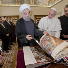 El presidente iraní y el papa intercambian regalos.
