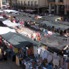 Una imagen de archivo del tradicional mercado semanal de los martes en Astorga.
