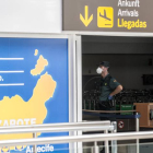 Un agente de la Guardia Civil vigila la zona de llegadas del aeropuerto de Lanzarote, donde este viernes ha sido aislado un pasajero. JAVIER FUENTES FIGUEROA