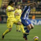 El deportivista Xisco intenta controlar el balón ante Fabricio Fabio Fuentes