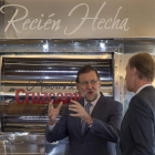 Rajoy, conversa con el presidente de Heineken en España.