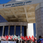 Concentración ante la sede de la Junta en León. MARCIANO PÉREZ