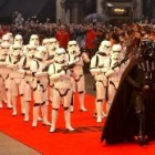 George Lucas posa con soldados de «La Guerra de las Galaxias»