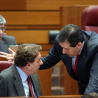 Los procuradores leoneses García Prieto (PP) y Fernández (PSOE) conversan durante el pleno.