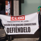 Los pensionistas leoneses de CC OO sacaron ayer su protesta a la calle.