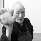 Francisca Toral muestra con orgullo la peculiar patata con forma de mano. DOMINGO