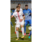 Iván González corta el avance del jugador blanquiazul Cidoncha. MARCIANO PÉREZ