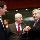 El ministro de Finanzas portugués (centro) charla con Jean-Claude Trichet (derecha).