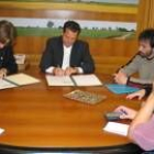 El alcalde, Mario Amilivia, firmando el acuerdo con los representantes del Club Leteo