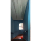 Las imágenes muestran las humedades, cubos para achicar y caída de pintura en el edificio de los más pequeños. DL