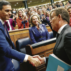 El líder del PP, Alberto Núñez Feijóo, felicita al presidente del Gobierno, Pedro Sánchez, y aprovecha el momento para reprocharle su pacto con los secesionistas. JAVIER LIZÓN