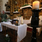 La tumba se encuentra bajo la tarima del altar de la iglesia