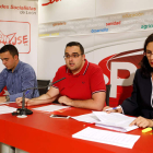 Ángel Rodríguez, José Manuel Rubio y María Aurora Rodríguez, en la sede del PSOE. MARCIANO PÉREZ