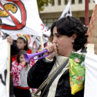 Concentración de padres y madres de alumnos afectados ante las Cortes
