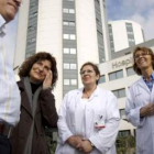 Montse Collado posa junto a miembros del Hospital de Bellvitge que hace 23 años le trasplantaron el
