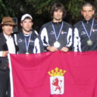 Los leoneses, con sus medallas, y Tolo, músico tradicional que completó la expedición.