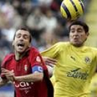 El osasunista Puñal y el amarillo Riquelme se disputan un balón aéreo