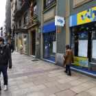 Oficina de viajes Vibo en León, ayer, cerrada tras anunciar el grupo Orizonia el cierre de la empresa.