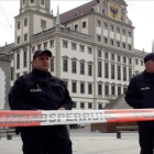 Dos policias vigilan junto al cordón de seguridad colocado en las proximidades del Ayuntamiento de Augsburgo, en Alemania.