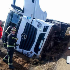Los equipos de emergencias, en el lugar del accidente. BOMBEROS DE LEÓN