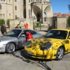 Modelos de Porsche junto a Gaudí en Astorga.