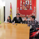 Hijos de trabajadores de la Administración en una imagen de familia con el subdelegado.