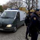 Furgón policial que traslada a Miguel Carcaño a su llegada a la Audiencia de Sevilla.
