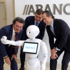Un robot hace un ‘selfie’ al vicepresidente y al consejero delegado de Abanca (derecha). RAQUEL P. VIECO